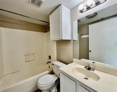 701 W Sycamore Street - Photo Thumbnail 5
