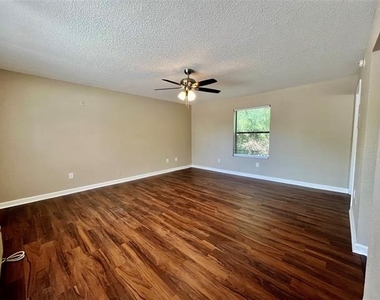 701 W Sycamore Street - Photo Thumbnail 3