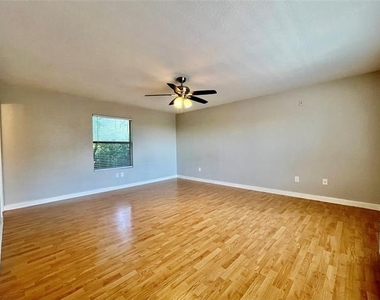 701 W Sycamore Street - Photo Thumbnail 2