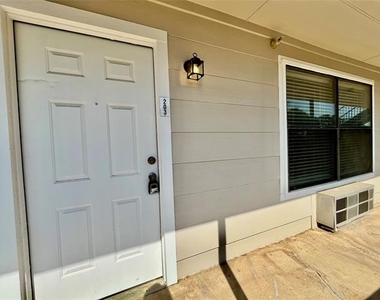 701 W Sycamore Street - Photo Thumbnail 1