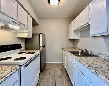 701 W Sycamore Street - Photo Thumbnail 4