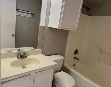 701 W Sycamore Street - Photo Thumbnail 7