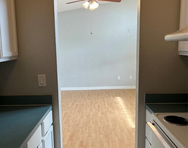 701 W Sycamore Street - Photo Thumbnail 14