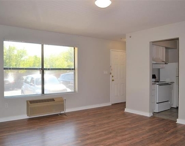 701 W Sycamore Street - Photo Thumbnail 1