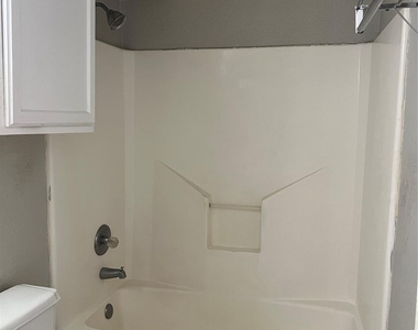 701 W Sycamore Street - Photo Thumbnail 8