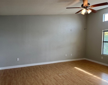 701 W Sycamore Street - Photo Thumbnail 9