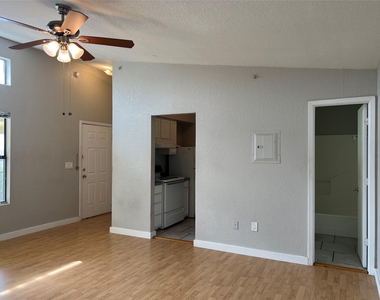 701 W Sycamore Street - Photo Thumbnail 5