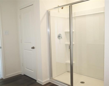 831 Lexington Lane - Photo Thumbnail 7