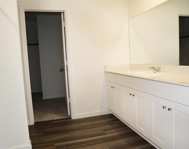 831 Lexington Lane - Photo Thumbnail 8
