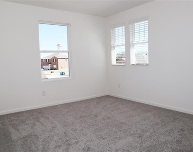 831 Lexington Lane - Photo Thumbnail 6