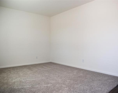 831 Lexington Lane - Photo Thumbnail 10