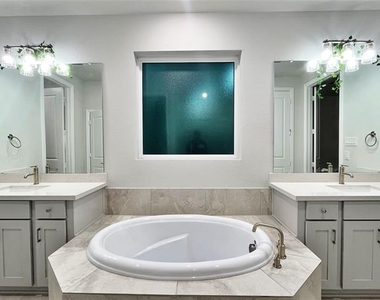 2124 Esher Drive - Photo Thumbnail 30