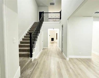 2124 Esher Drive - Photo Thumbnail 2