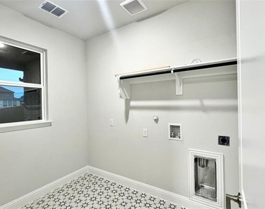 2124 Esher Drive - Photo Thumbnail 16