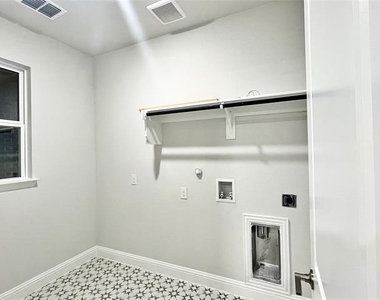 2124 Esher Drive - Photo Thumbnail 15