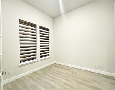 2124 Esher Drive - Photo Thumbnail 4