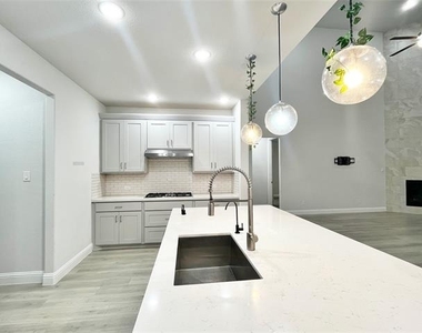 2124 Esher Drive - Photo Thumbnail 7