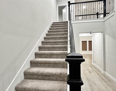 2124 Esher Drive - Photo Thumbnail 33