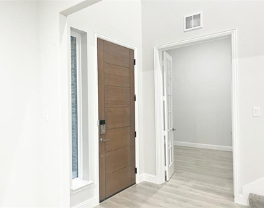 2124 Esher Drive - Photo Thumbnail 3
