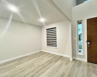 2124 Esher Drive - Photo Thumbnail 11