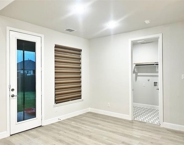 2124 Esher Drive - Photo Thumbnail 14