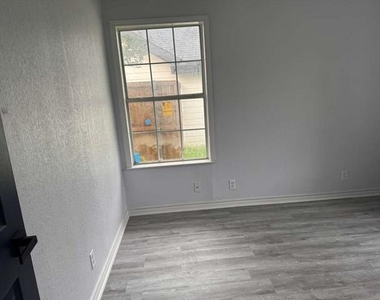 821 Travis Street - Photo Thumbnail 4