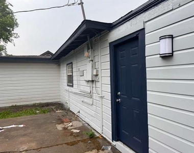 821 Travis Street - Photo Thumbnail 9