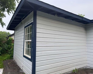 821 Travis Street - Photo Thumbnail 10
