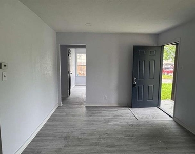 821 Travis Street - Photo Thumbnail 1