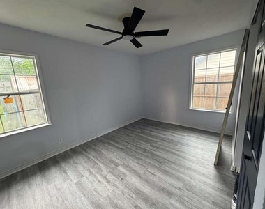 821 Travis Street - Photo Thumbnail 6