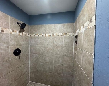 821 Travis Street - Photo Thumbnail 7