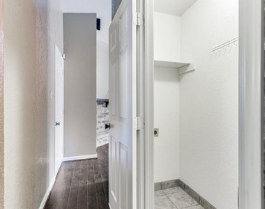 6900 Sandstone Court - Photo Thumbnail 6