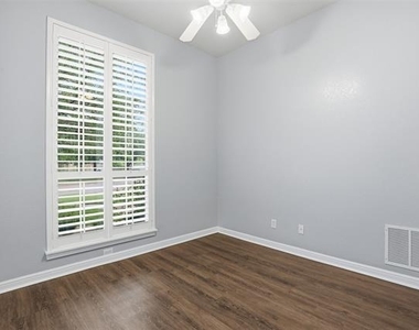 1404 Chaucer Drive - Photo Thumbnail 13