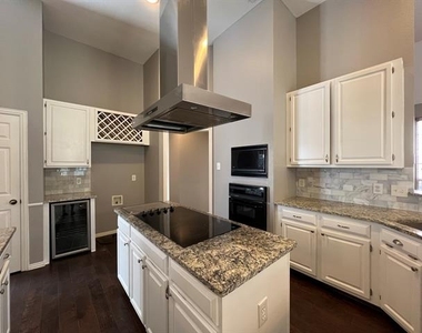 9811 Cliffside Drive - Photo Thumbnail 4