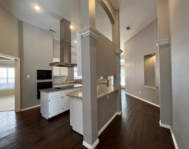 9811 Cliffside Drive - Photo Thumbnail 3