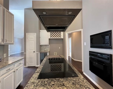 9811 Cliffside Drive - Photo Thumbnail 7