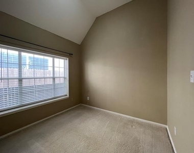 9811 Cliffside Drive - Photo Thumbnail 11