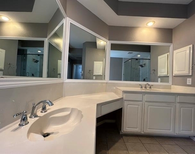 9811 Cliffside Drive - Photo Thumbnail 12