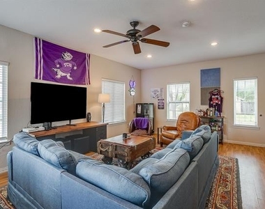 3200 Lubbock Avenue - Photo Thumbnail 3