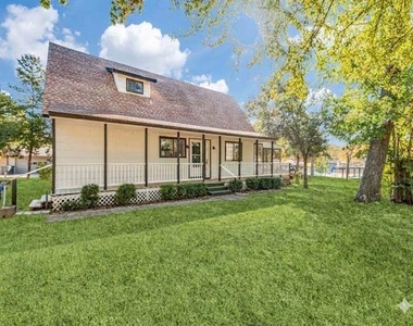 504 Kiowa Drive E - Photo Thumbnail 2