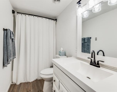 504 Kiowa Drive E - Photo Thumbnail 11