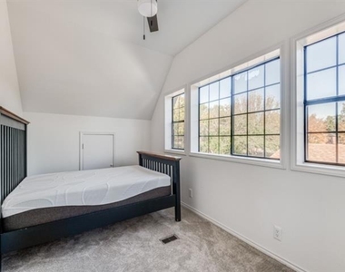 504 Kiowa Drive E - Photo Thumbnail 12