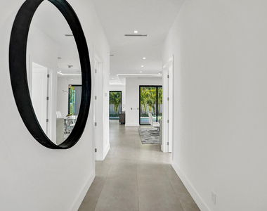 235 Ne 11th Street - Photo Thumbnail 5