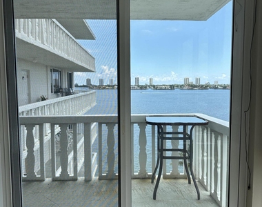 301 Lake Shore Drive - Photo Thumbnail 5