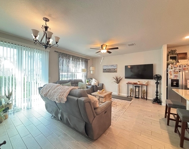 2410 Se Tarvest Way - Photo Thumbnail 6