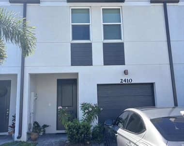 2410 Se Tarvest Way - Photo Thumbnail 1