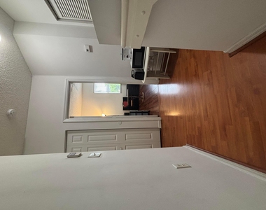 2941 Crestwood Terrace - Photo Thumbnail 2