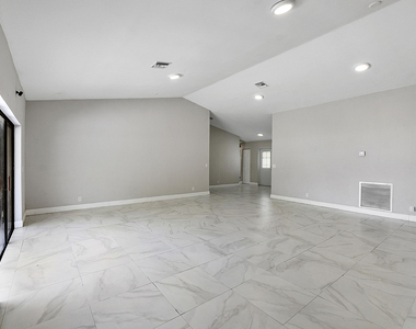 11461 Nw 39th Street - Photo Thumbnail 6