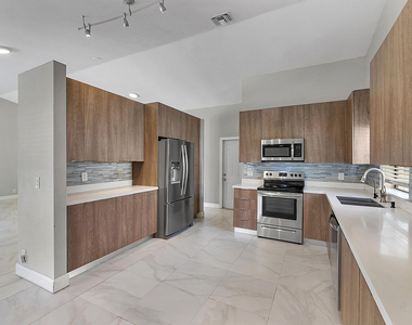 11461 Nw 39th Street - Photo Thumbnail 9