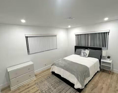 739 Se 12th Avenue - Photo Thumbnail 3